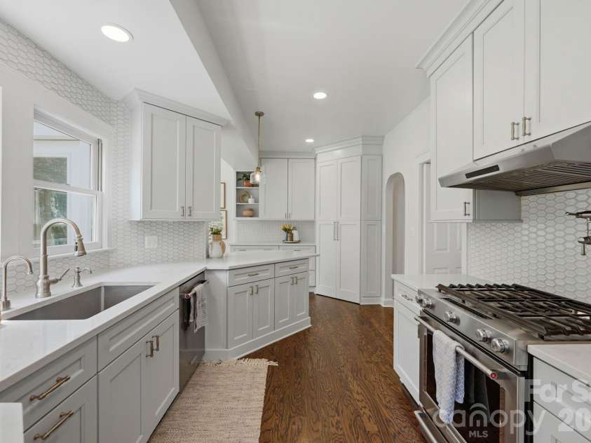 2009 Victorian Place, Charlotte, NC 28203.  MLS# CAR4395877, YatesRealty ID 37577. 