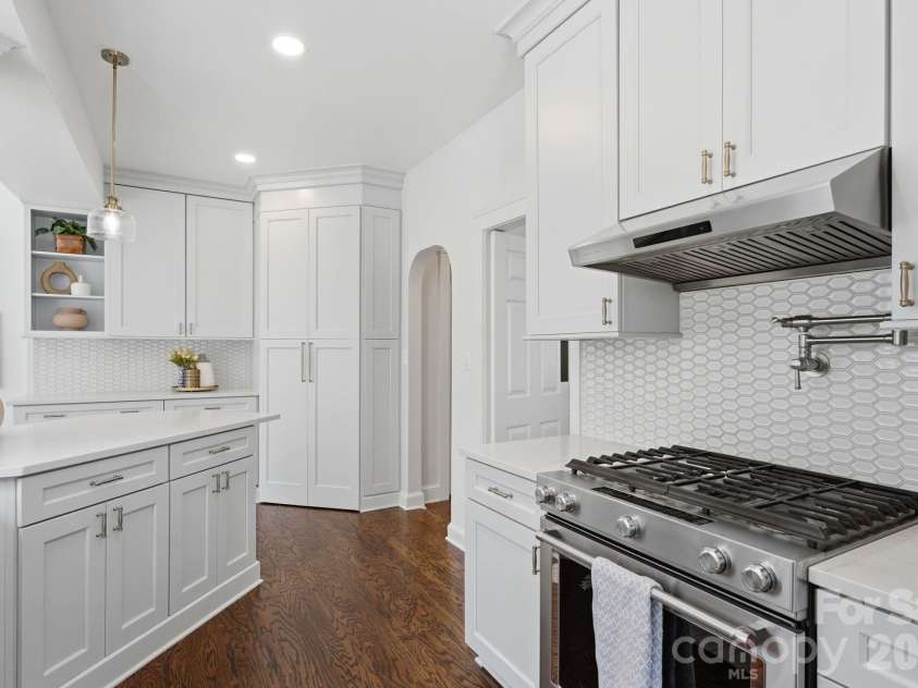 2009 Victorian Place, Charlotte, NC 28203.  MLS# CAR4395877, YatesRealty ID 37577. 