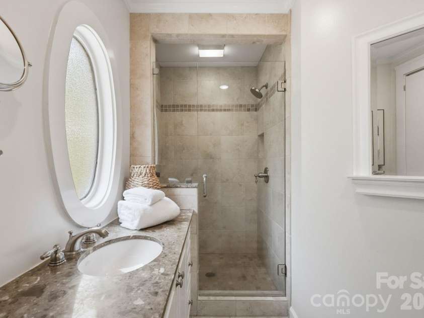 2009 Victorian Place, Charlotte, NC 28203.  MLS# CAR4395877, YatesRealty ID 37577. 