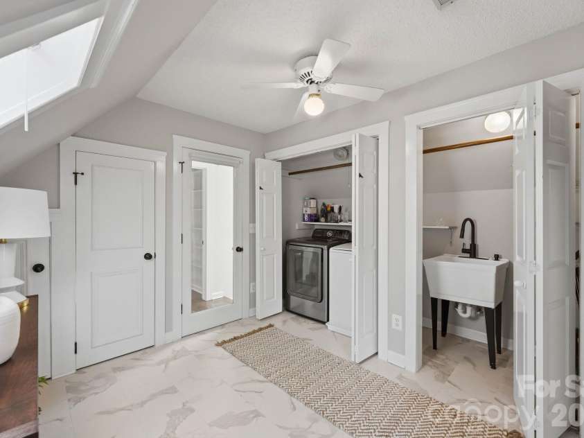 2009 Victorian Place, Charlotte, NC 28203.  MLS# CAR4395877, YatesRealty ID 37577. 