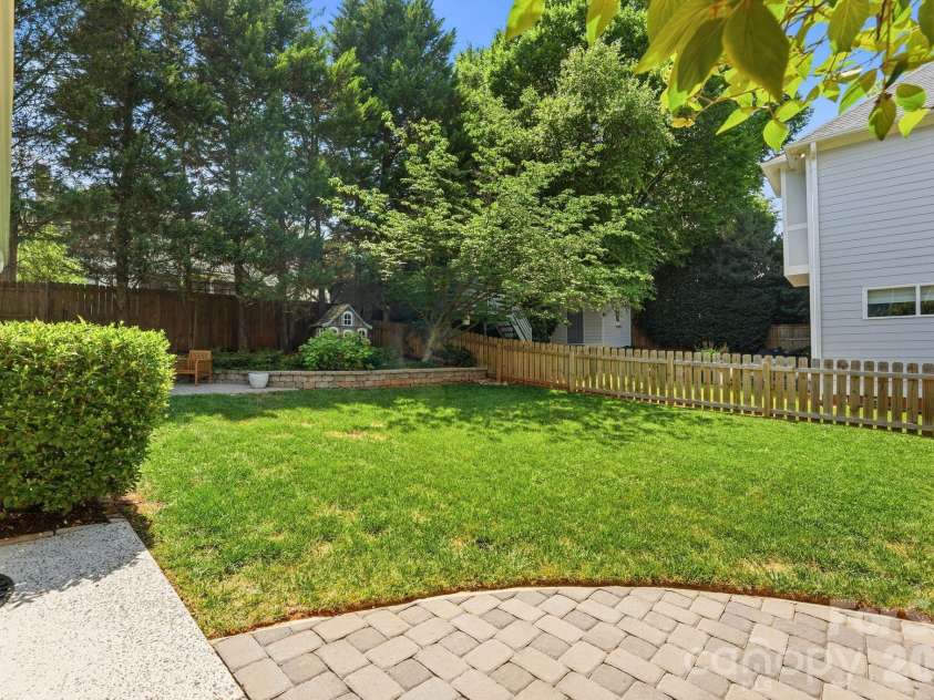 2009 Victorian Place, Charlotte, NC 28203.  MLS# CAR4395877, YatesRealty ID 37577. 