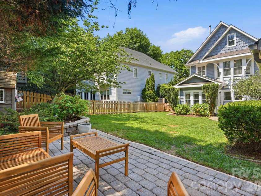 2009 Victorian Place, Charlotte, NC 28203.  MLS# CAR4395877, YatesRealty ID 37577. 