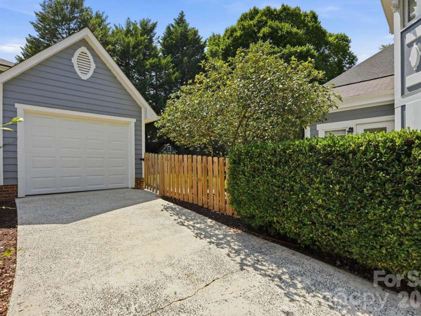 2009 Victorian Place, Charlotte, NC 28203.  MLS# CAR4395877, YatesRealty ID 37577. 