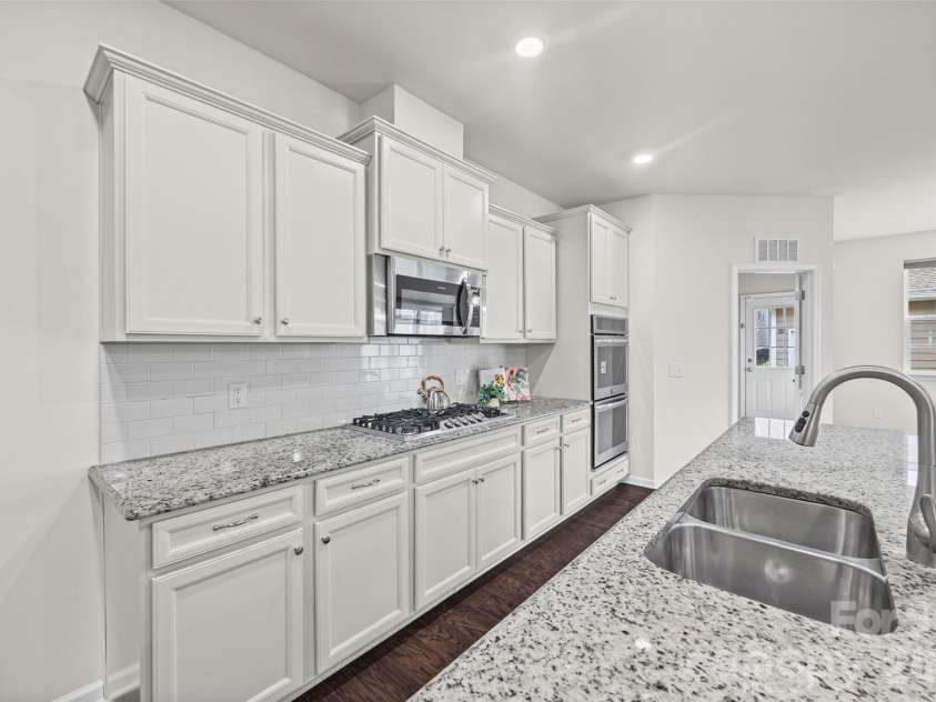 7022 Walnut Branch Lane, Charlotte, NC 28277.  MLS# CAR4399916, YatesRealty ID 37578. 