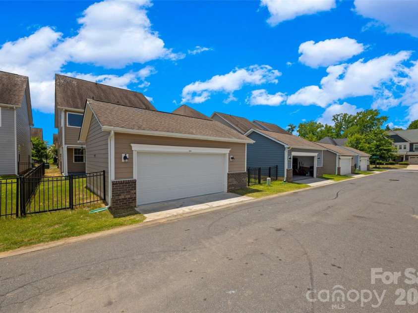 7022 Walnut Branch Lane, Charlotte, NC 28277.  MLS# CAR4399916, YatesRealty ID 37578. 