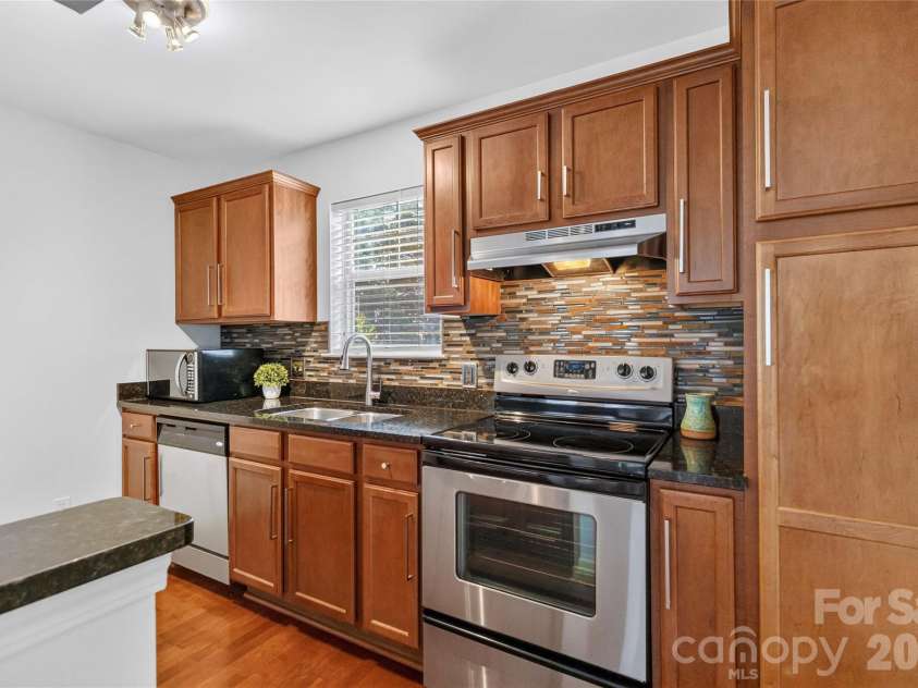 417 Olmsted Park Place, Charlotte, NC 28203.  MLS# CAR4402909, YatesRealty ID 37579. Convenient kitchen with stainless appliances!