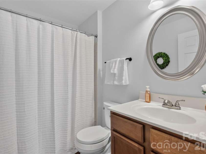 417 Olmsted Park Place, Charlotte, NC 28203.  MLS# CAR4402909, YatesRealty ID 37579. Secondary bathroom