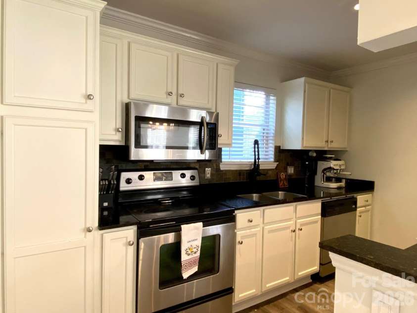 417 Olmsted Park Place, Charlotte, NC 28203.  MLS# CAR4421577, YatesRealty ID 37579. 