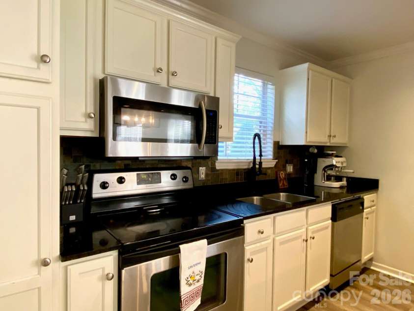 417 Olmsted Park Place, Charlotte, NC 28203.  MLS# CAR4421577, YatesRealty ID 37579. 