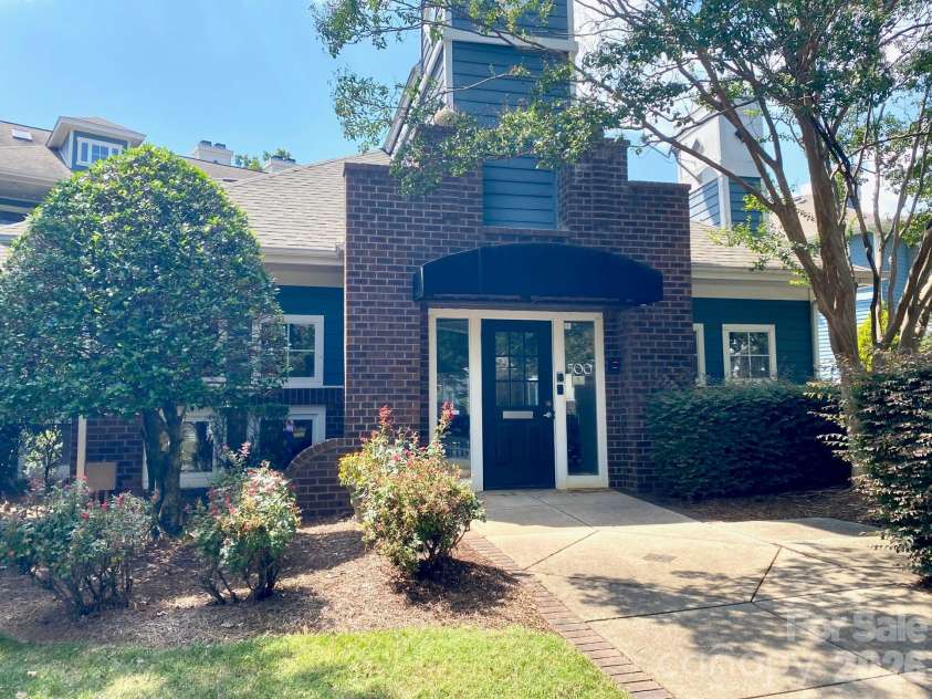 417 Olmsted Park Place, Charlotte, NC 28203.  MLS# CAR4421577, YatesRealty ID 37579. Clubhouse