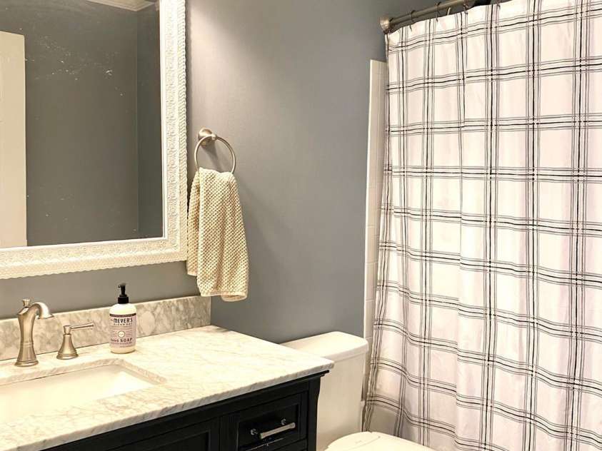 417 Olmsted Park Place, Charlotte, NC 28203.  MLS# CAR4421577, YatesRealty ID 37579. Full Bathroom