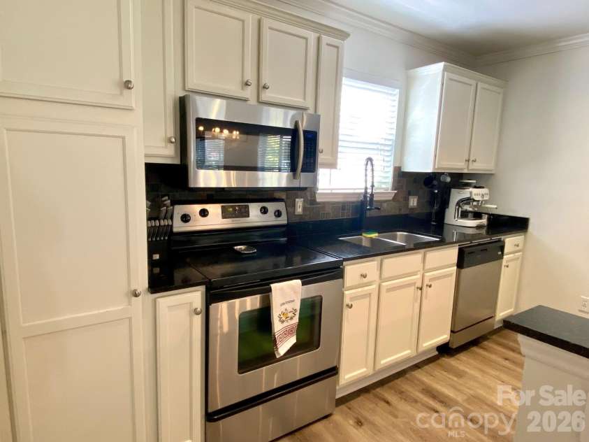 417 Olmsted Park Place, Charlotte, NC 28203.  MLS# CAR4421577, YatesRealty ID 37579. Lovely Kitchen