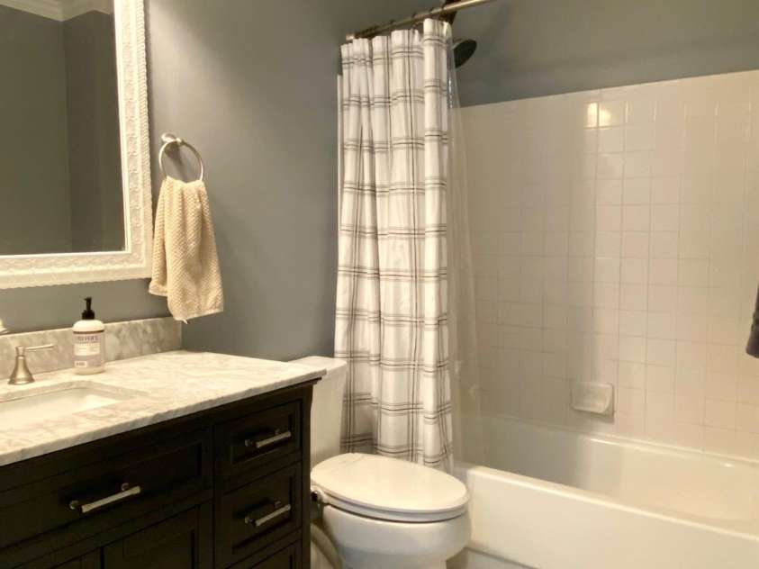 417 Olmsted Park Place, Charlotte, NC 28203.  MLS# CAR4421577, YatesRealty ID 37579. Primary Bathroom