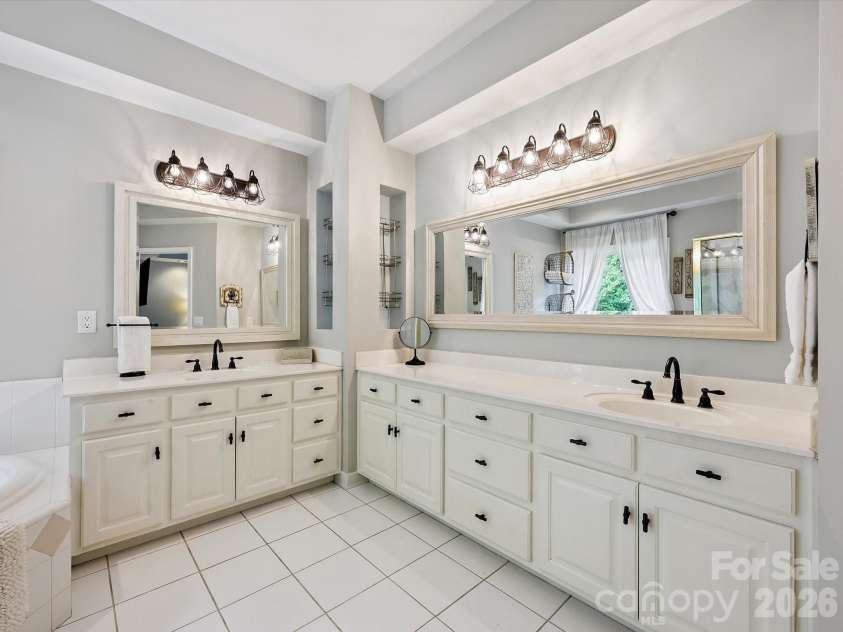 13446 Scanlan Way, Davidson, NC 28036.  MLS# CAR4335664, YatesRealty ID 3758. Primary Bath