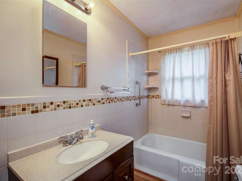 233 Raintree Road, Great Falls, SC 29055.  MLS# CAR4241291, YatesRealty ID 3758. 