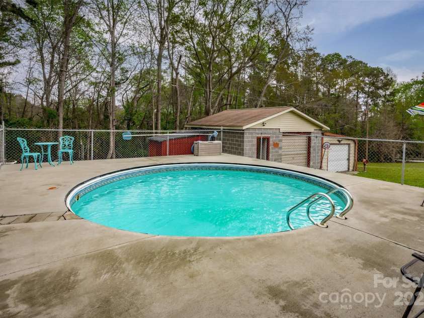 233 Raintree Road, Great Falls, SC 29055.  MLS# CAR4241291, YatesRealty ID 3758. 