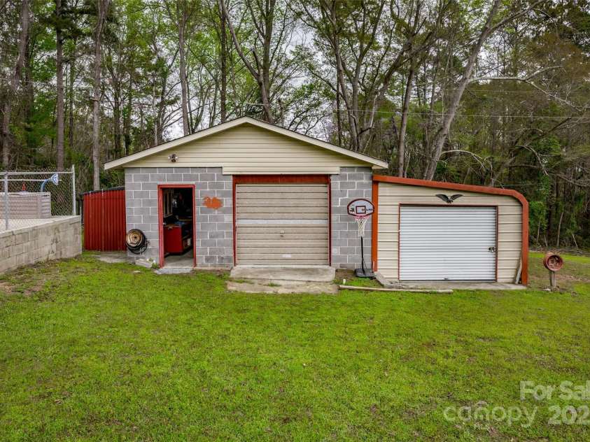 233 Raintree Road, Great Falls, SC 29055.  MLS# CAR4241291, YatesRealty ID 3758. 