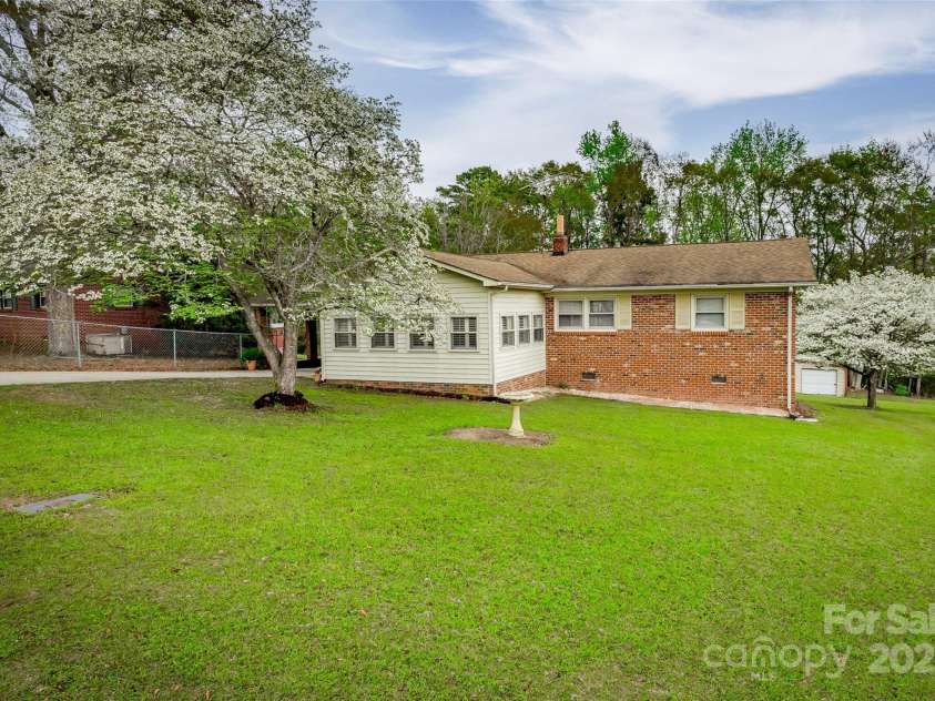 233 Raintree Road, Great Falls, SC 29055.  MLS# CAR4241291, YatesRealty ID 3758. 