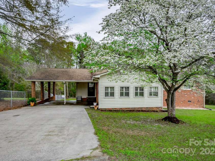 233 Raintree Road, Great Falls, SC 29055.  MLS# CAR4241291, YatesRealty ID 3758. 