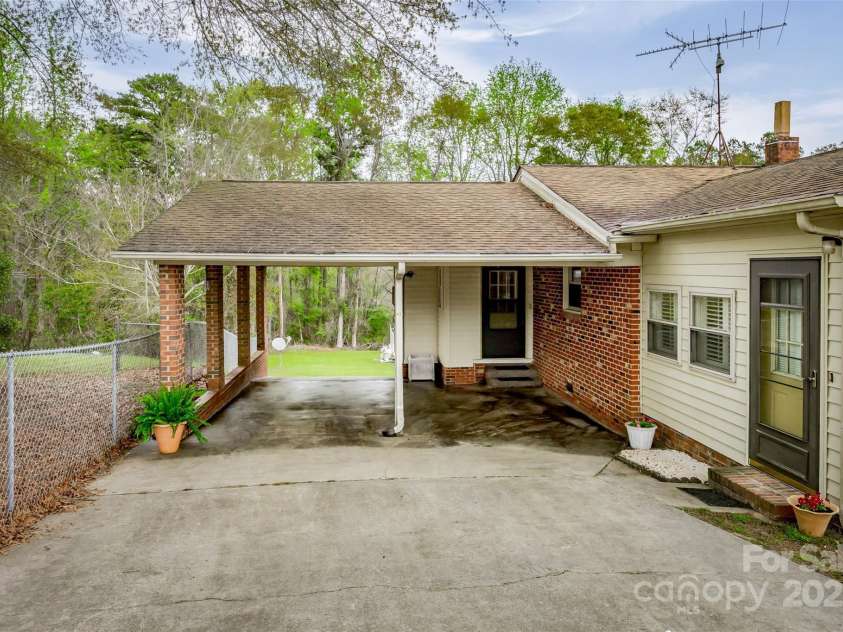 233 Raintree Road, Great Falls, SC 29055.  MLS# CAR4241291, YatesRealty ID 3758. 