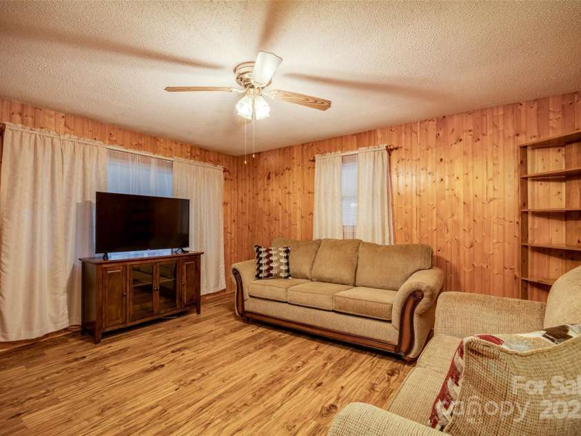 233 Raintree Road, Great Falls, SC 29055.  MLS# CAR4241291, YatesRealty ID 3758. 