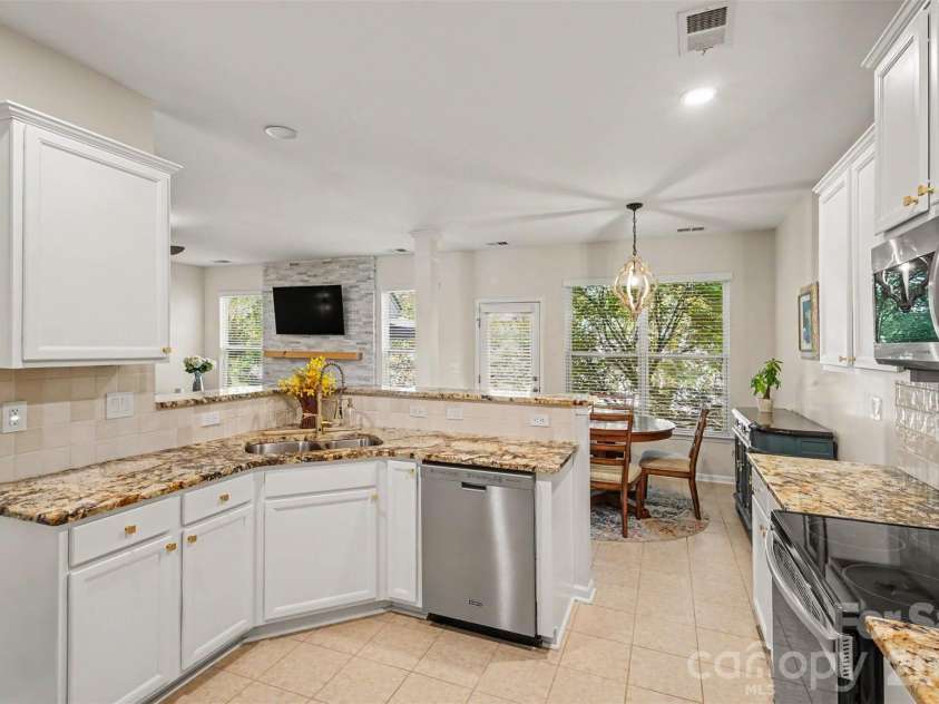 3324 Brackhill Street, Davidson, NC 28036.  MLS# CAR4404148, YatesRealty ID 37582. Kitchen