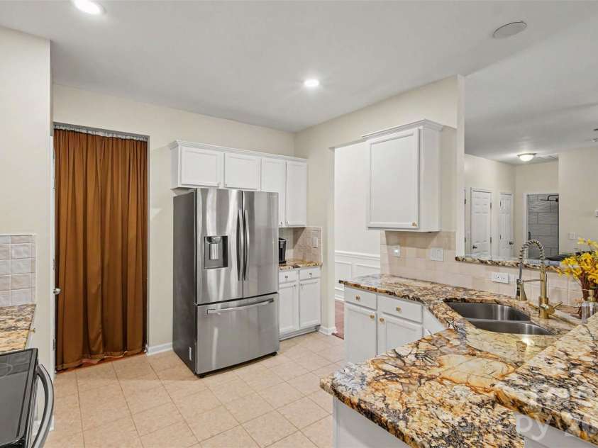 3324 Brackhill Street, Davidson, NC 28036.  MLS# CAR4404148, YatesRealty ID 37582. Kitchen
