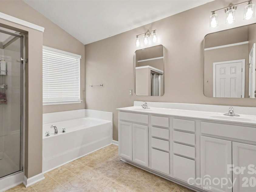 3324 Brackhill Street, Davidson, NC 28036.  MLS# CAR4404148, YatesRealty ID 37582. Primary bath