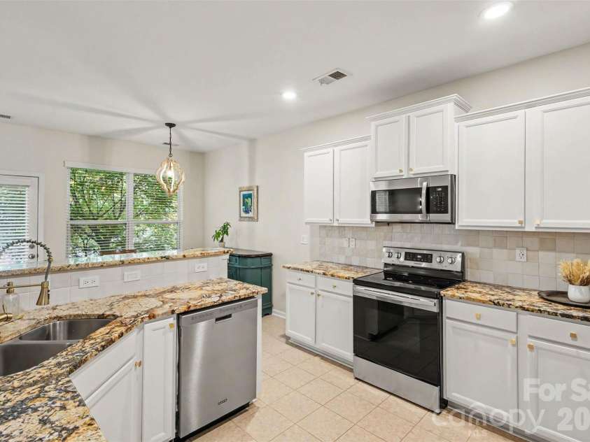 3324 Brackhill Street, Davidson, NC 28036.  MLS# CAR4428889, YatesRealty ID 37582. Kitchen, SS appliances
