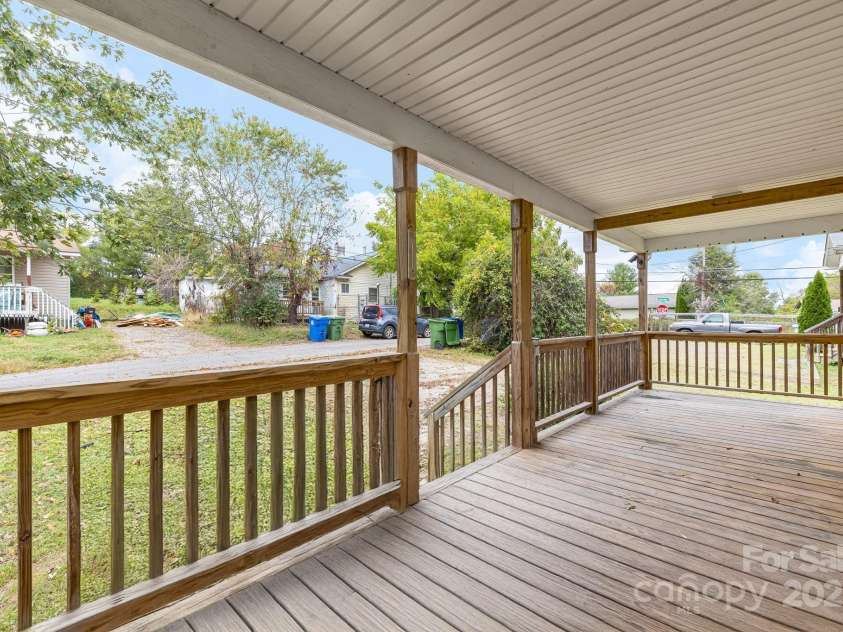 6 Deaver Park Circle, Asheville, NC 28806.  MLS# CAR4310632, YatesRealty ID 3759. Front Porch 