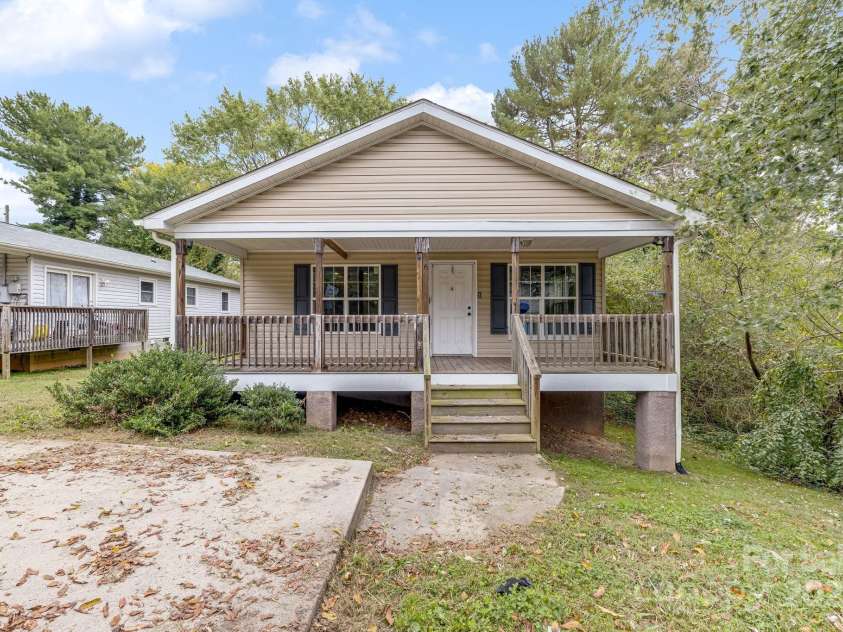 6 Deaver Park Circle, Asheville, NC 28806.  MLS# CAR4310632, YatesRealty ID 3759. Front View & Parking