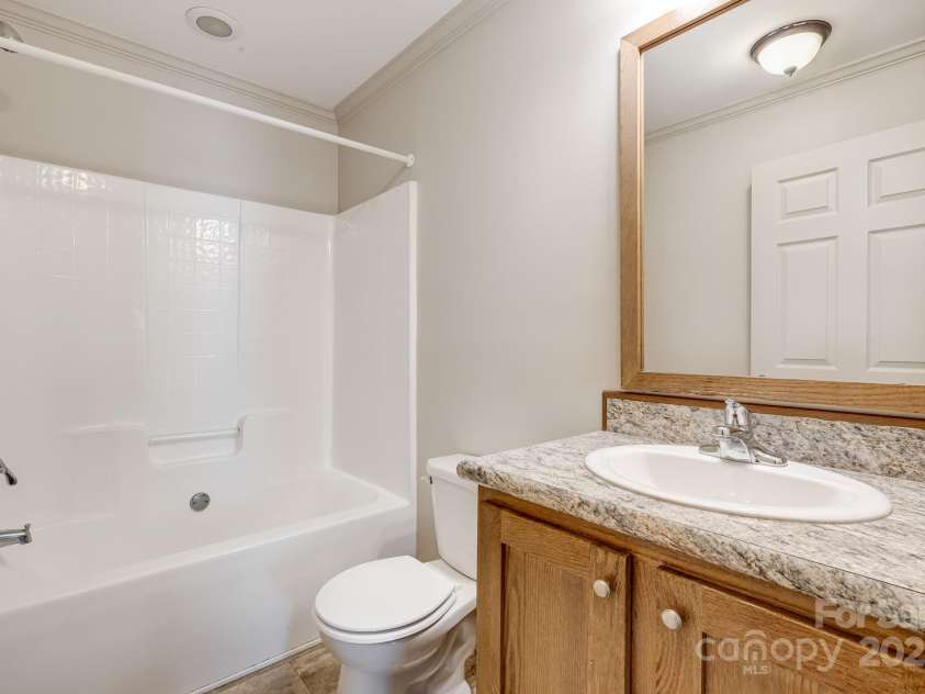 6 Deaver Park Circle, Asheville, NC 28806.  MLS# CAR4310632, YatesRealty ID 3759. Hall Bath