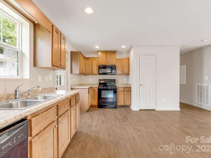 6 Deaver Park Circle, Asheville, NC 28806.  MLS# CAR4310632, YatesRealty ID 3759. Kitchen