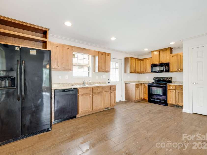 6 Deaver Park Circle, Asheville, NC 28806.  MLS# CAR4310632, YatesRealty ID 3759. Kitchen