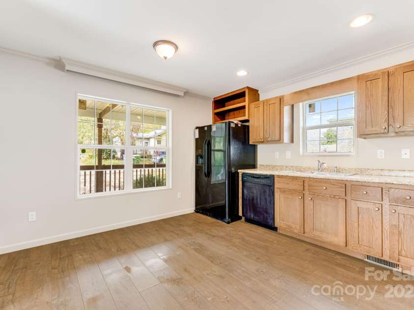 6 Deaver Park Circle, Asheville, NC 28806.  MLS# CAR4310632, YatesRealty ID 3759. Kitchen