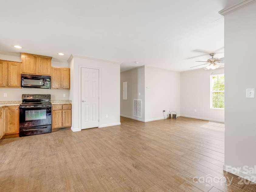 6 Deaver Park Circle, Asheville, NC 28806.  MLS# CAR4310632, YatesRealty ID 3759. Open Dining area