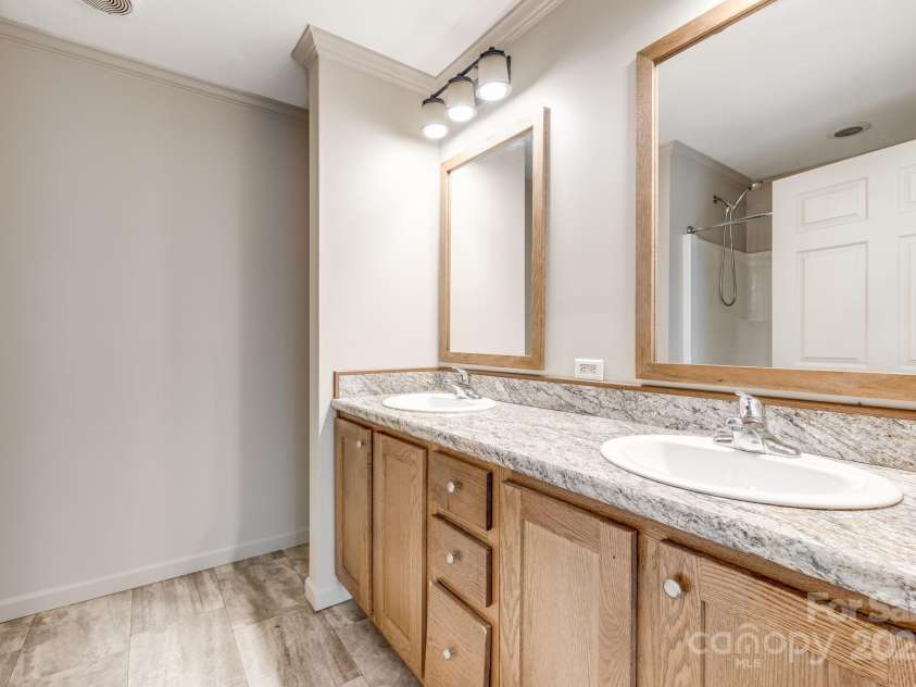 6 Deaver Park Circle, Asheville, NC 28806.  MLS# CAR4310632, YatesRealty ID 3759. Primary Bath