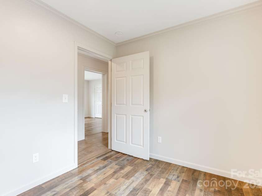 6 Deaver Park Circle, Asheville, NC 28806.  MLS# CAR4310632, YatesRealty ID 3759. Primary BR