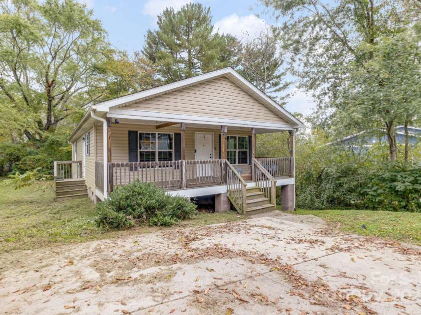 6 Deaver Park Circle, Asheville, NC 28806.  MLS# CAR4310632, YatesRealty ID 3759. Street View