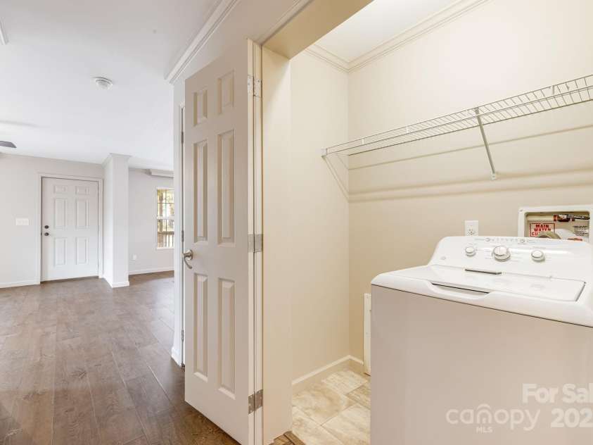 6 Deaver Park Circle, Asheville, NC 28806.  MLS# CAR4310632, YatesRealty ID 3759. Washer Conveys