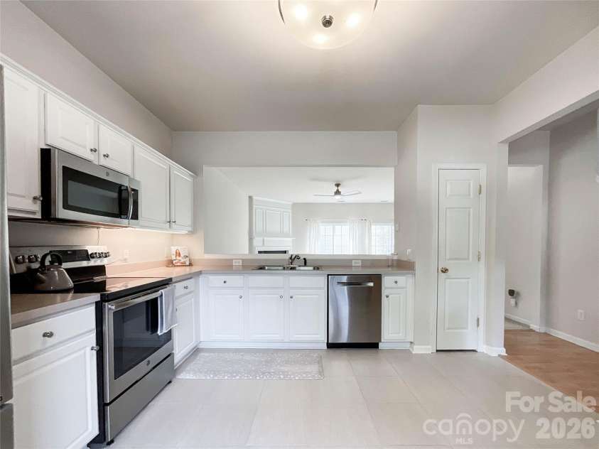 6876 Rothchild Drive, Charlotte, NC 28270.  MLS# CAR4388708, YatesRealty ID 37594. Kitchen