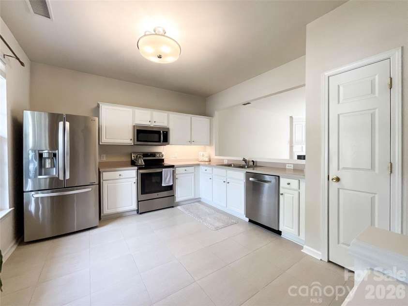6876 Rothchild Drive, Charlotte, NC 28270.  MLS# CAR4388708, YatesRealty ID 37594. Kitchen