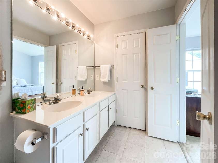 6876 Rothchild Drive, Charlotte, NC 28270.  MLS# CAR4388708, YatesRealty ID 37594. Master Bath
