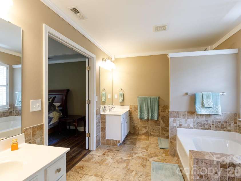 3009 Mamoth Oak Drive, Lancaster, SC 29720.  MLS# CAR4393141, YatesRealty ID 37598. Main Bath