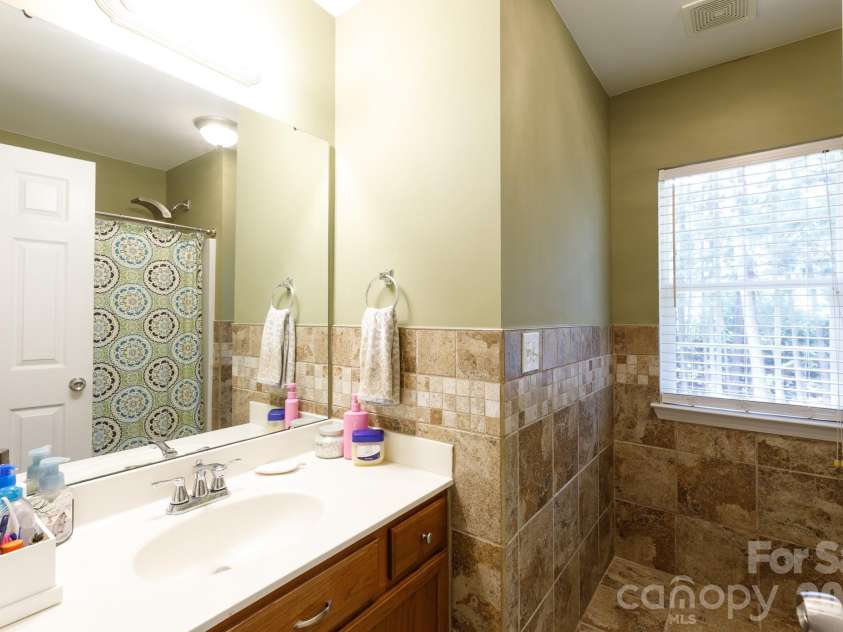 3009 Mamoth Oak Drive, Lancaster, SC 29720.  MLS# CAR4393141, YatesRealty ID 37598. Upstairs Bathroom