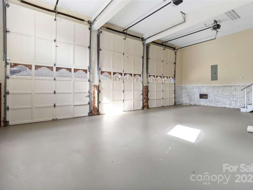 4001 Carmel Acres Drive, Charlotte, NC 28226.  MLS# CAR4256527, YatesRealty ID 3760. Attached 3 car garage