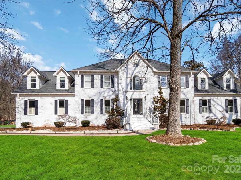 4001 Carmel Acres Drive, Charlotte, NC 28226.  MLS# CAR4256527, YatesRealty ID 3760. Front of home