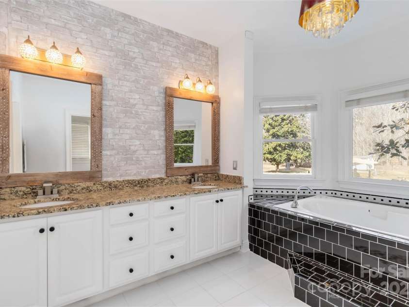 4001 Carmel Acres Drive, Charlotte, NC 28226.  MLS# CAR4256527, YatesRealty ID 3760. Primary bathroom