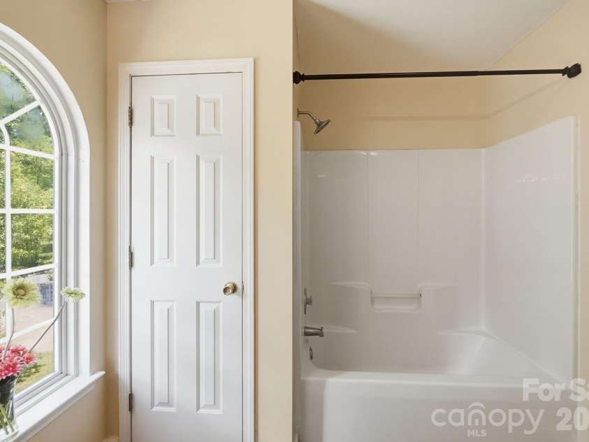 9021 Cedar Run Way, Charlotte, NC 28273.  MLS# CAR4389601, YatesRealty ID 37601. 