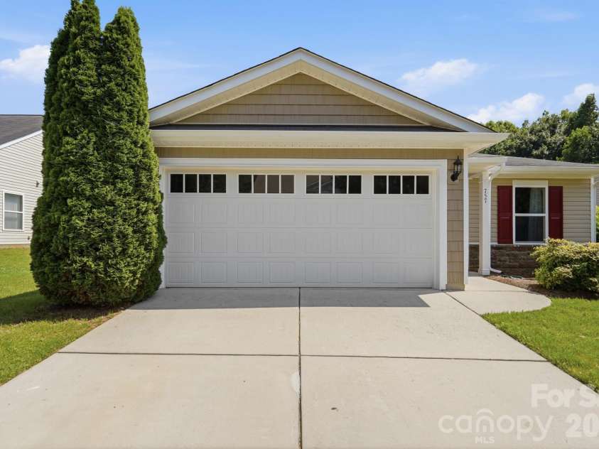 757 Willow Creek Drive, Gastonia, NC 28054.  MLS# CAR4398894, YatesRealty ID 37608. 
